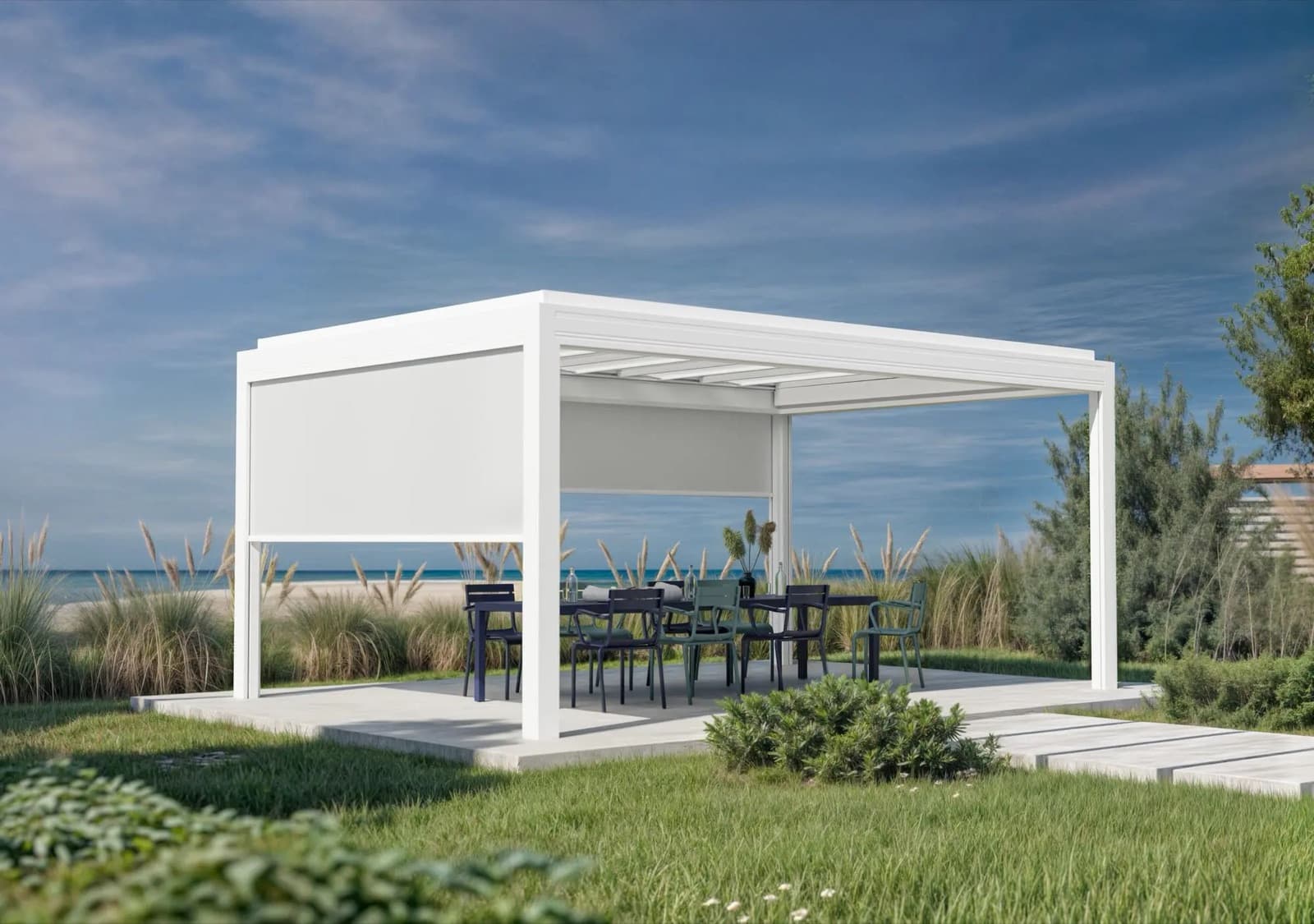 Pergola à toile rétractable au-dessus d'une terrasse en bord de mer