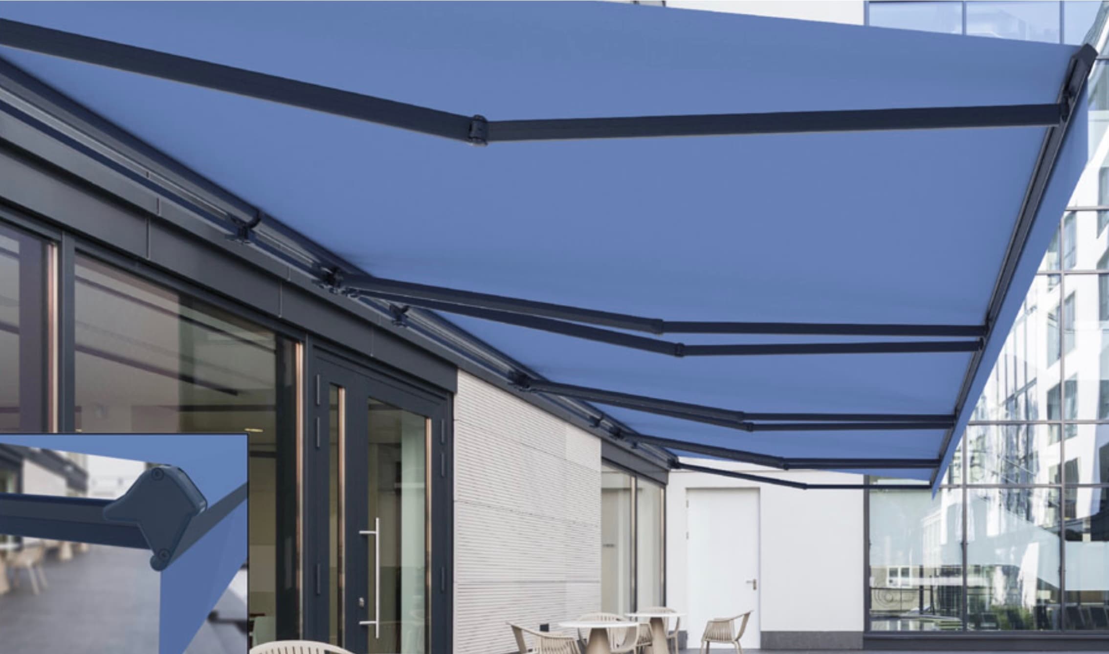 Store banne STORAL CLASSIQUE + - Vue d'ensemble coffre et toile déployée