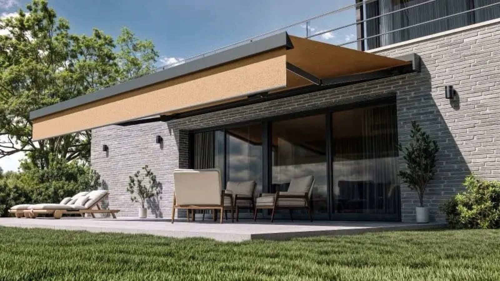 Store banne déployé au-dessus de la terrasse d'une maison contemporaine