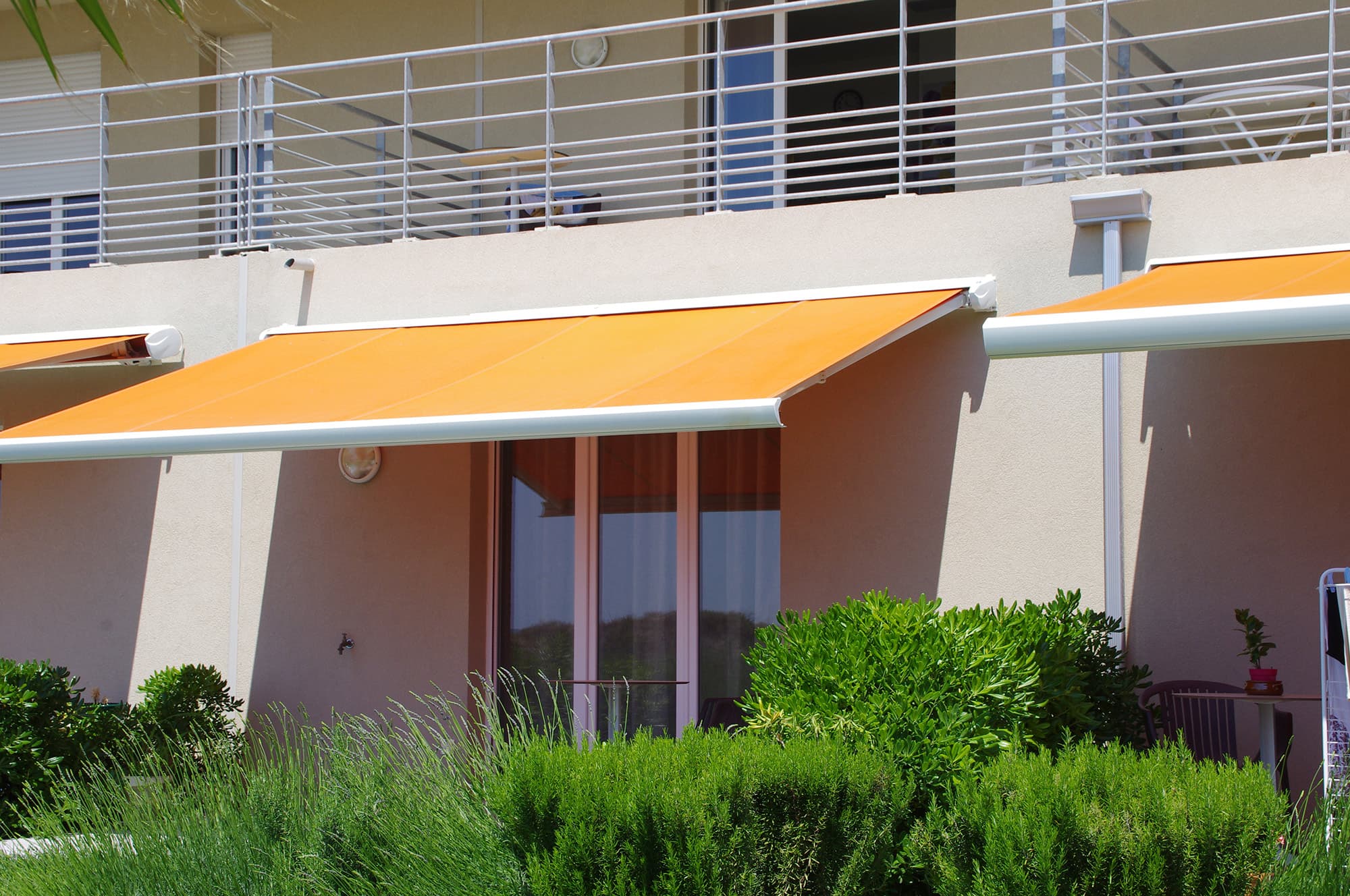 Store banne STORAL COMPACT + - Vue d'ensemble coffre et toile déployée